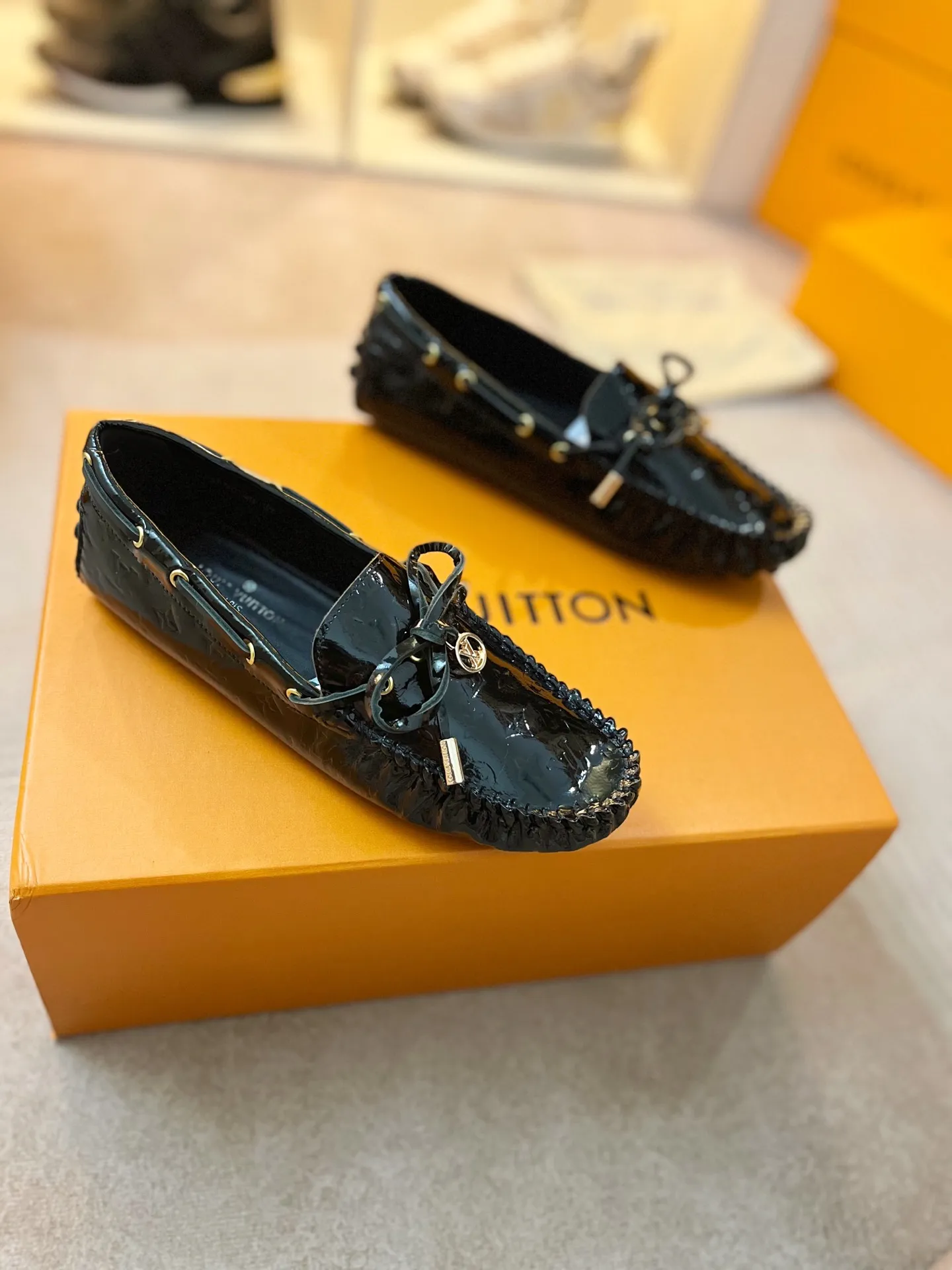 p460💰Couple model❤️🇫🇷 𝙇𝙤𝙪𝙞𝙨 𝙑𝙪𝙞𝙩𝙩𝙤𝙣 🇫🇷Louis Vuitton 2023 Classic𝓛𝓿 𝓣𝓻𝓪𝓲𝓷𝓮𝓻 Sports Series ➪➪➪¯ [Arizona Doudou Shoes Series] ▪️▪️▪️Arizona slip-on shoes are made of Monogram Eclipse canvas. Its hand-painted and dyed edges and hand-sewn uppers fully demonstrate Louis Vuitton's traditional shoemaking craftsmanship. This slip-on shoe is very lightweight. The integrated tongue and upper make it particularly comfortable and flexible. The soft outsole is equipped with rubber padding. Decorated with matching sash. Detailed features: ☑️Monogram Eclipse canvas ☑️Black Eclipse pattern ☑️Hand-painted shoe edges ☑️Hand-sewn uppers (each pair takes time to process) ☑️Integrated tongue and upper construction ☑️Outsole equipped with rubber lining ☑️size: 35_46